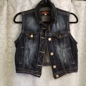 Short sleeveless jean jacket